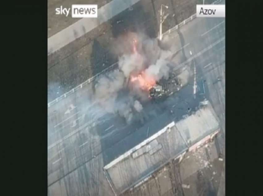 ​Momenti kur tanku rus qëllohet në Mariupol
