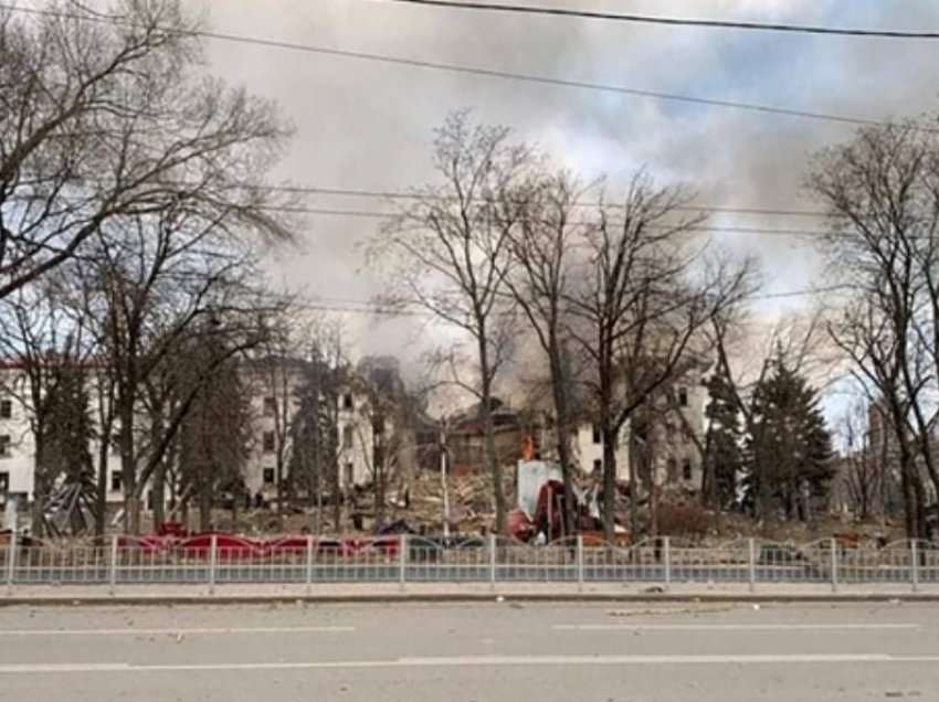 Bombardimi i teatrit në Mariupol, zyrtari ukrainas: Njerëzit po dalin të gjallë nga rrënojat