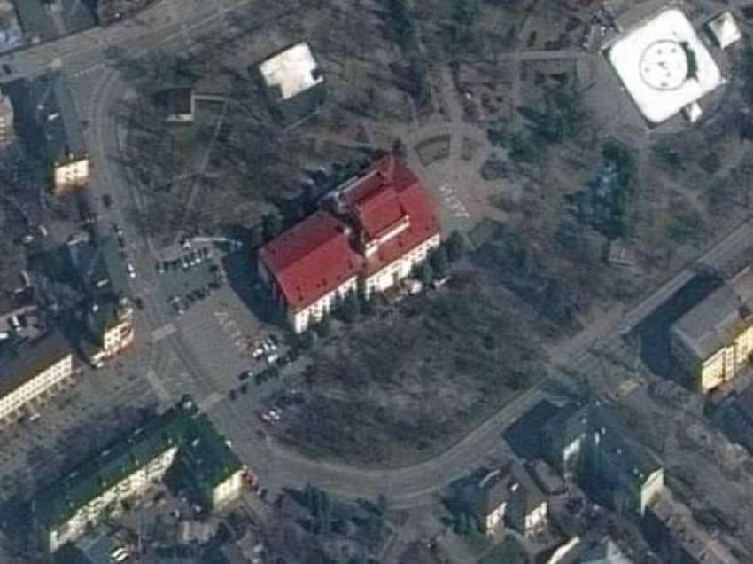 Imazhet satelitore tregojnë pasojat e sulmit në teatrin e Mariupolit