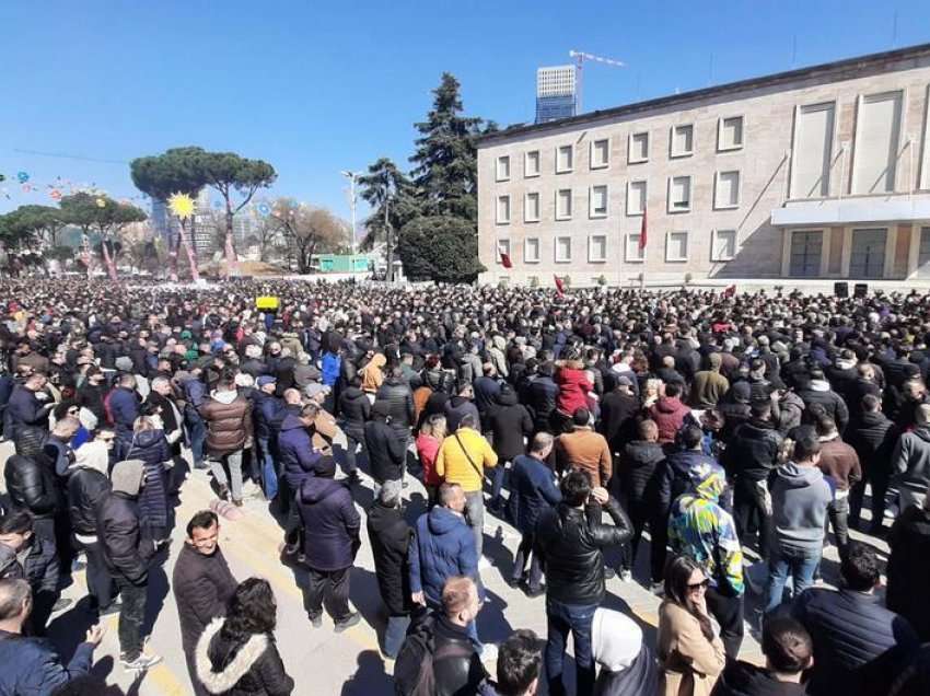 Protesta e tetë në Tiranë kundër rritjes së çmimeve për karburantet dhe ushqimet