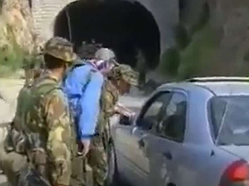 Pamje të rralla: Ushtarët britanikë i çarmatosin policët serbë për dy minuta