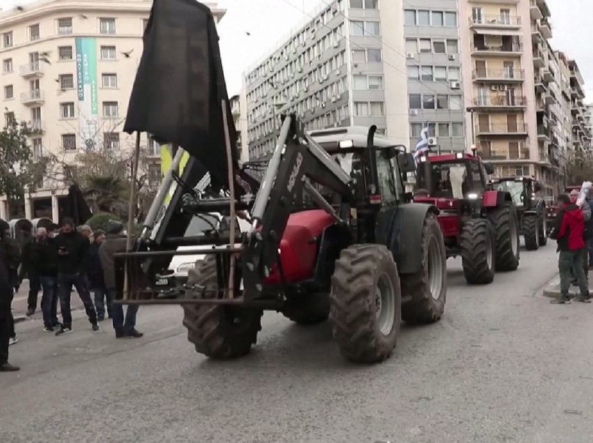 Protestë për çmimet në Athinë! Fermerët bllokojnë rrugët me traktorë për naftën dhe energjinë
