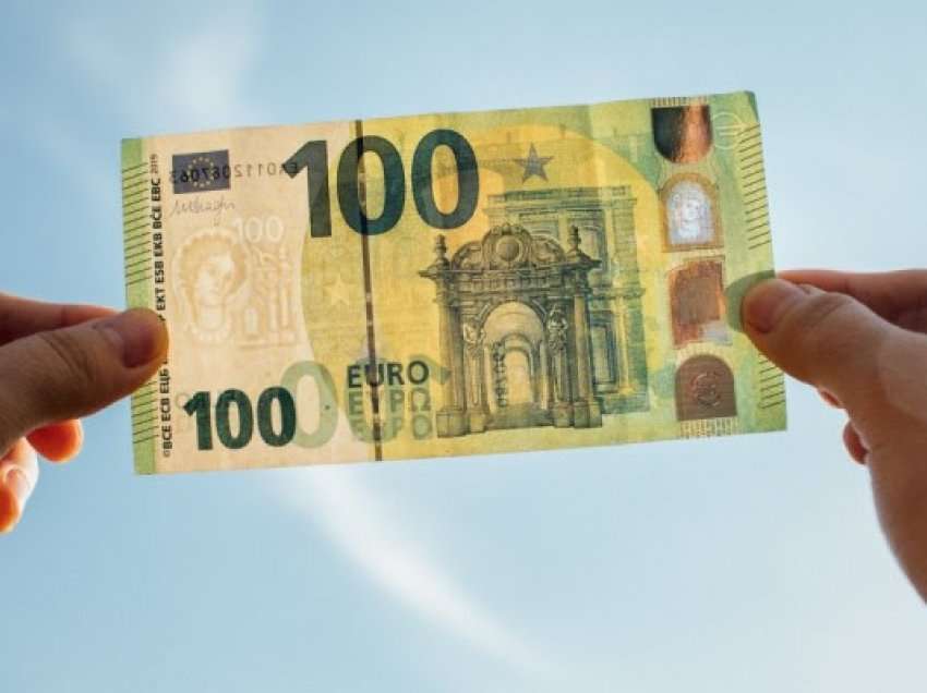 Policia konfiskon 1100 euro të falsifikuara, të gjitha prerje 100-she