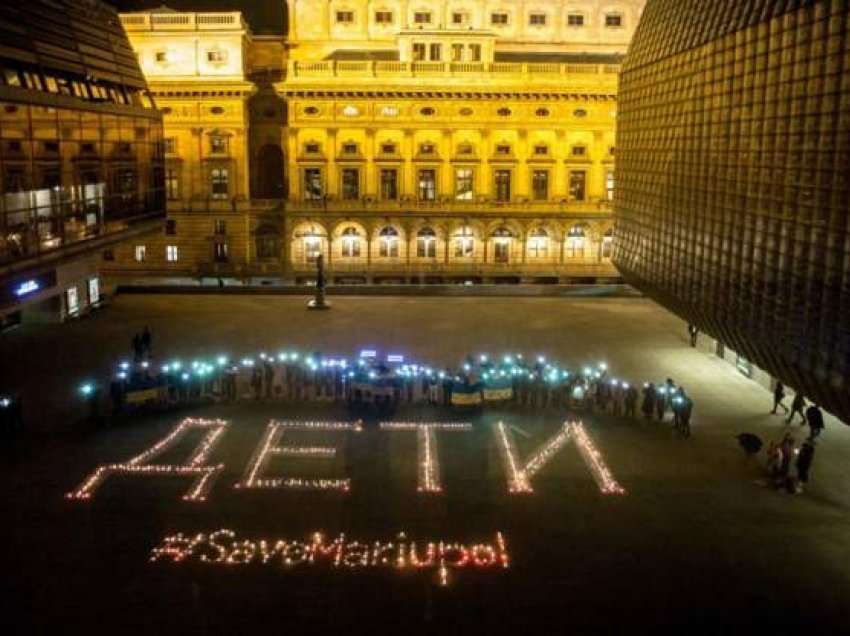 Aktivistët çekë bëjnë homazhe për viktimat e Mariupolit
