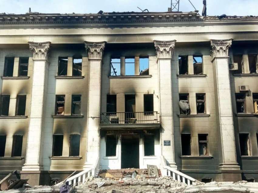 Rrëfimi i dhimbshëm i një gruaje që i mbijetoi bombardimit të teatrit në Mariupol