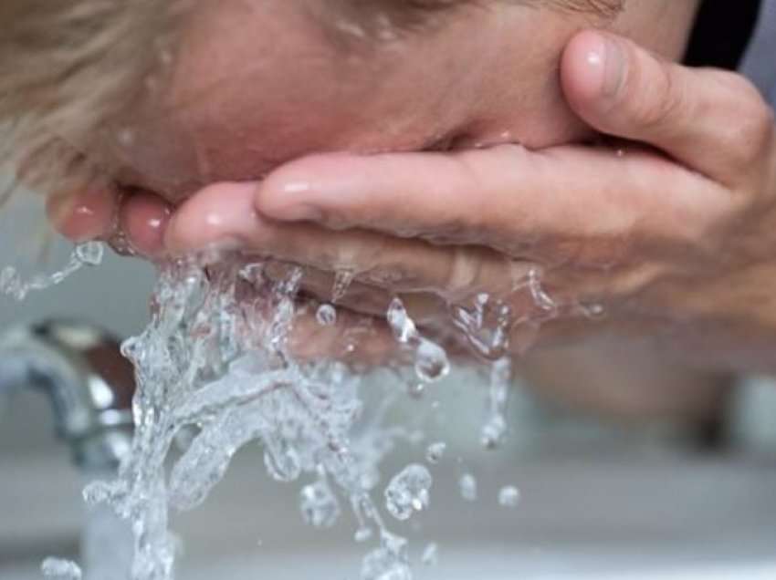 Холодная вода при попадании. Попадание дезинфицирующих средств на кожу и слизистые. Попадание ДЕЗ средства в глаза.