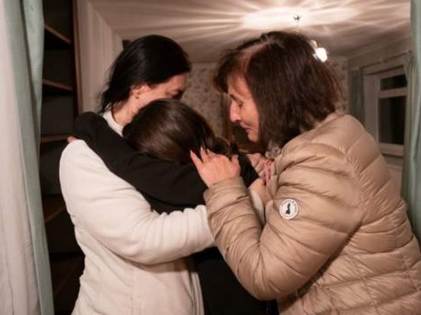 Momente emocionuse, ribashkohet familja ukrainase