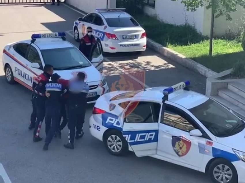 Po vinte skedinë me telefon, policia ndalon 37-vjeçarin në Tiranë! Në momentin e arrestimit nuk iu bind uniformave blu