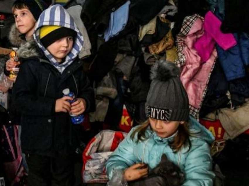 Efektet e luftës: Më shumë se gjysma e fëmijëve të Ukrainës janë zhvendosur 