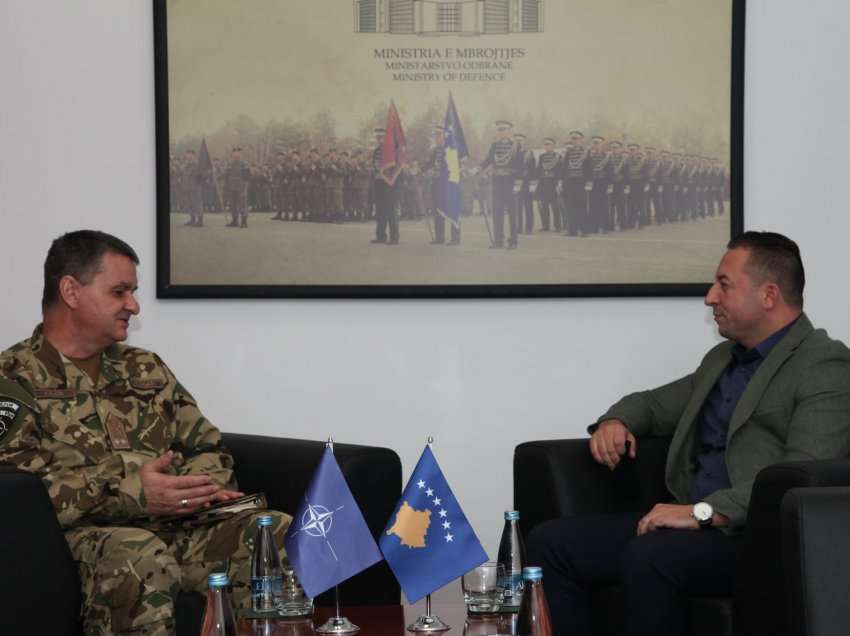 Ministri Mehaj priti në takim Komandantin e KFOR-it, Gjeneralmajor Ferenc Kajári