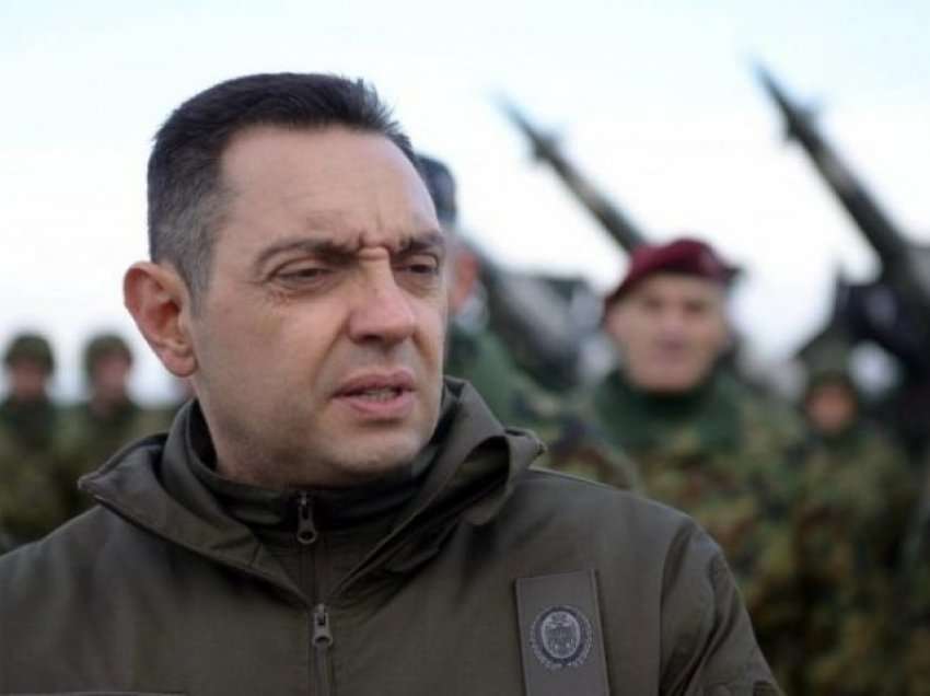 ‘Çmendet’ Vulini, e akuzon Perëndimin se po e kërcënon Serbinë me bomba