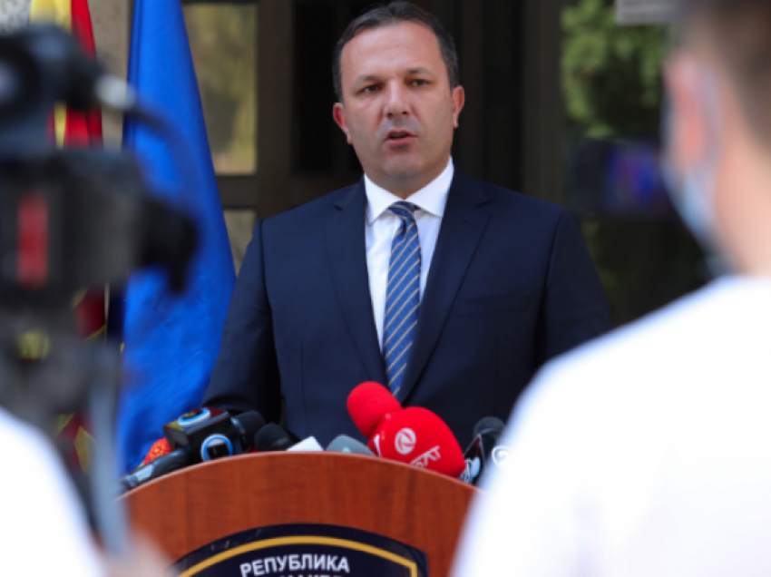 Spasovski: Veturat me targa të huaja në Maqedoni mund të qëndrojnë më së shumti 6 muaj