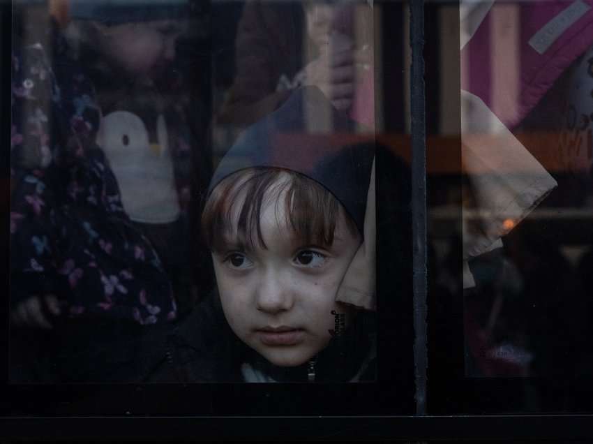 Mariupoli është një katastrofë humanitare, mbi 2 mijë fëmijë janë larguar nga qyteti  - nuk dihet vendndodhja e tyre!