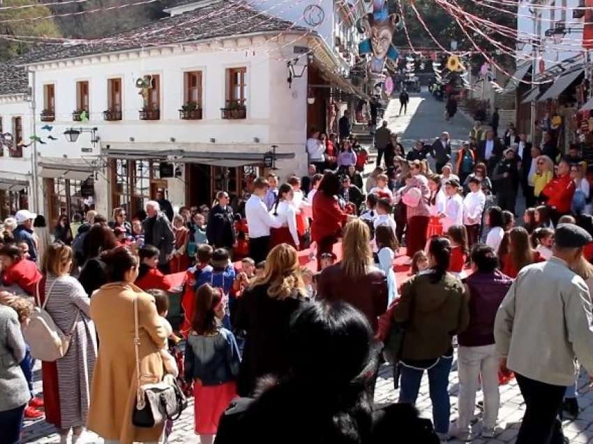 Karnavale në Gjirokastër, atmosfera festive mbulon qytetin e gurtë