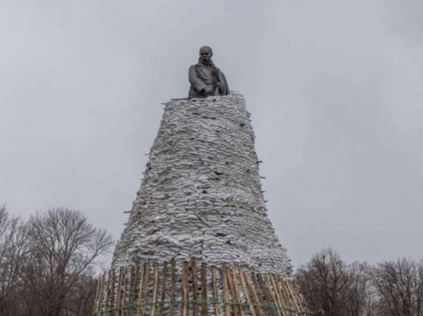 Statuja e Kharkiv-it mbrohet me thasët e rëres 