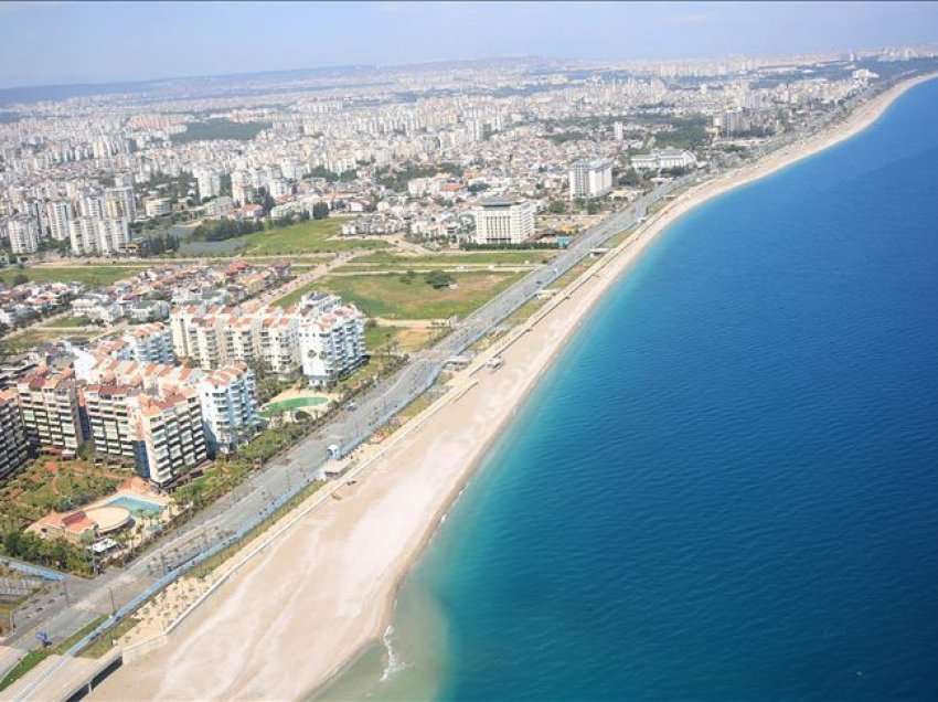 Plazhe të zbrazëta në Turqi