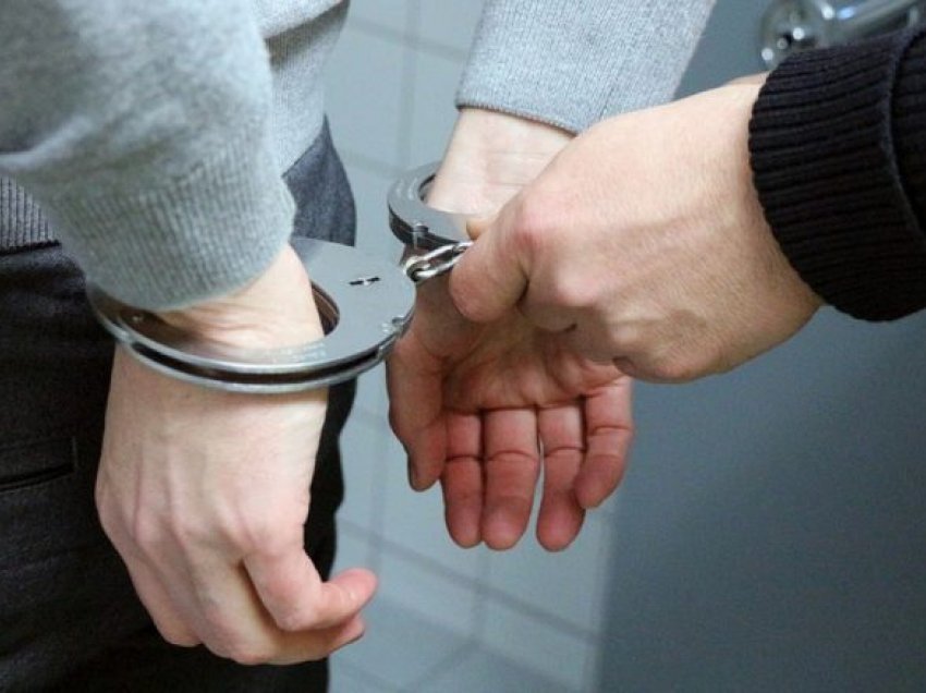 Dy të arrestuar në Prishtinë, policia u gjeti marihuanë dhe një thikë