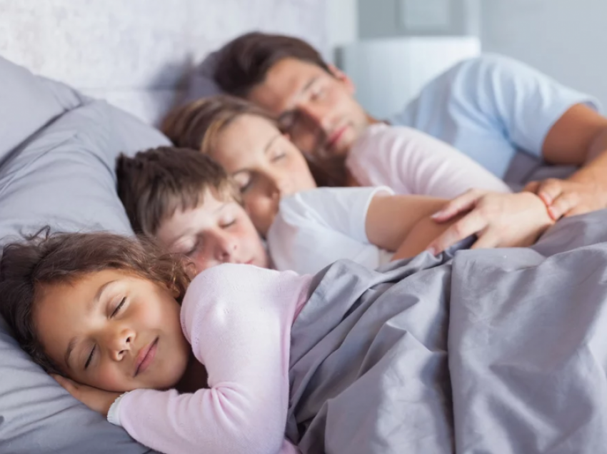 Prindërit bëjnë gabim që i lënë fëmijët të flenë në krevatin e tyre