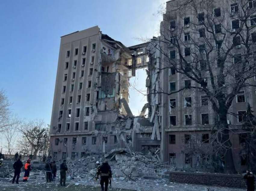 Tre të vdekur nga bombardimi i ndërtesës në Mykolaiv
