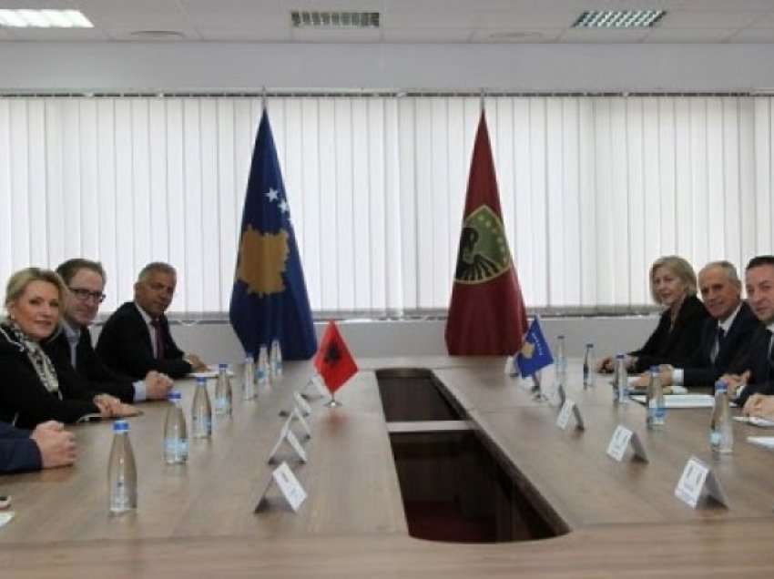 Komisioni Parlamentar për Politikë të Jashtme nga Shqipëria vizitoi Ministrinë e Mbrojtjes