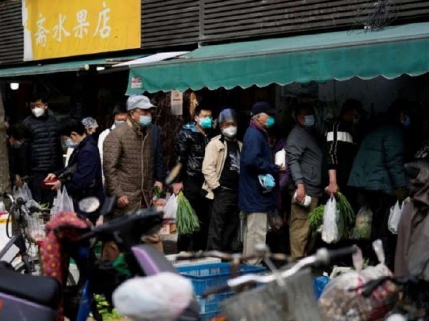 Banorët e Shangait në panik për të blerë furnizime përpara bllokimit të ri