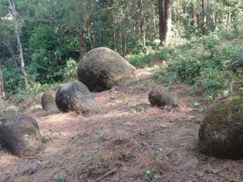 Disa vazo gjigante misterioze prej guri zbulohen në Indi