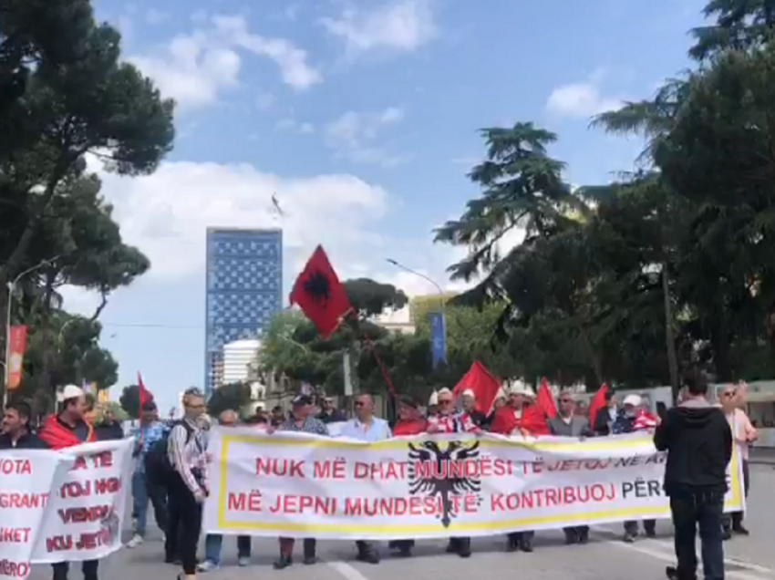 Protesta në Ditën e Punëtorëve, qytetarët marshojnë drejt kryeministrisë