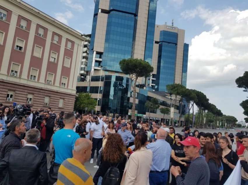 Dita e punëtorëve/ Qytetarët në Tiranë në protestë, marshojnë drejt kryeministrisë: Të rriten pagat, qeveria të marrë masa shtesë për krizën