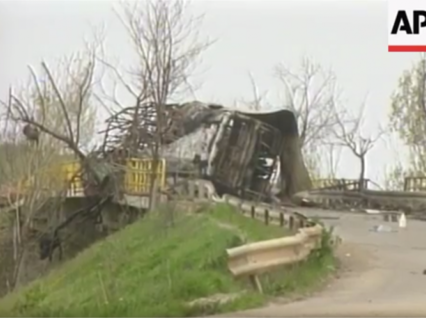 Këto ishin pamjet e para të autobusit që u bombardua në Lluzhan të Podujevës – ku u vranë dhjetëra shqiptarë 23 vite më parë