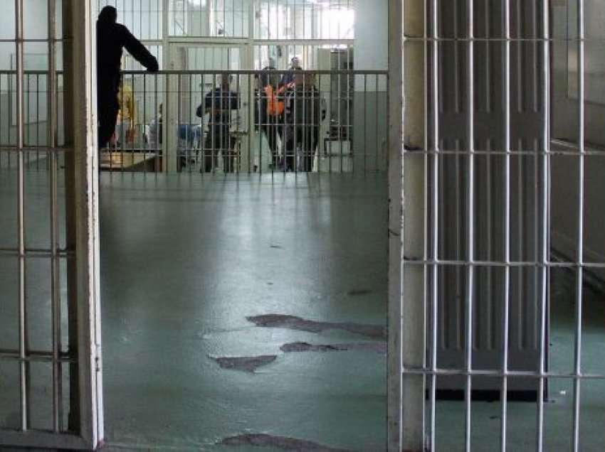 Apeli ia vërteton dënimin rojës së burgut që mori ryshfet për të transferuar të burgosurin në burgun gjysmë të hapur