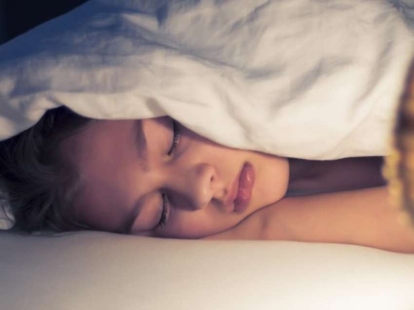 Shtatë orë gjumë janë optimale për moshën e mesme dhe të vjetër, thonë studiuesit