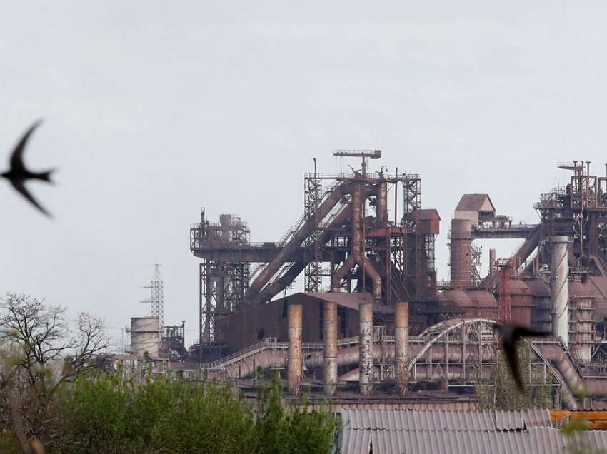 Civilët e parë u evakuuan nga fabrika e çelikut në Mariupol, por 1000 të tjerë ende jetojnë nën të