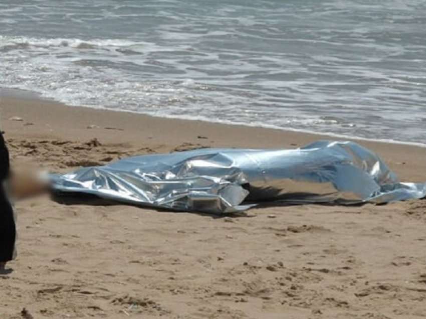 Nxirret trupi i pajetë i një të moshuari nga deti në plazhin e Durrësit
