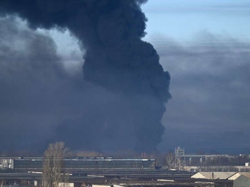 Shpërthim i madh pranë aeroportit të kontrolluar nga Rusia në Ukrainën jugore