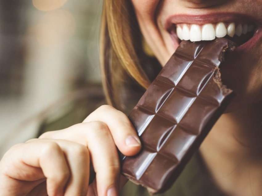 Çokollata e zezë, arsyet pse i bën mirë trupit tonë