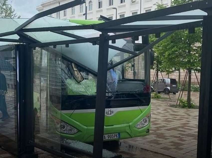 Tjetër aksident me urbanët në Tiranë/ Autobusi përplaset me vendqëndrimin e stacionit