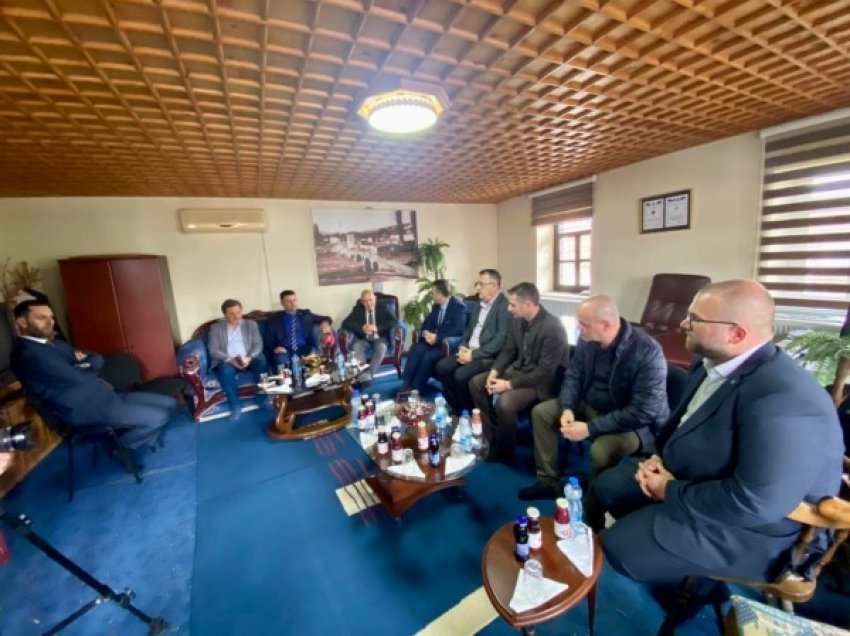 ​Ardian Gjini viziton Bashkësinë Islame në Gjakovë
