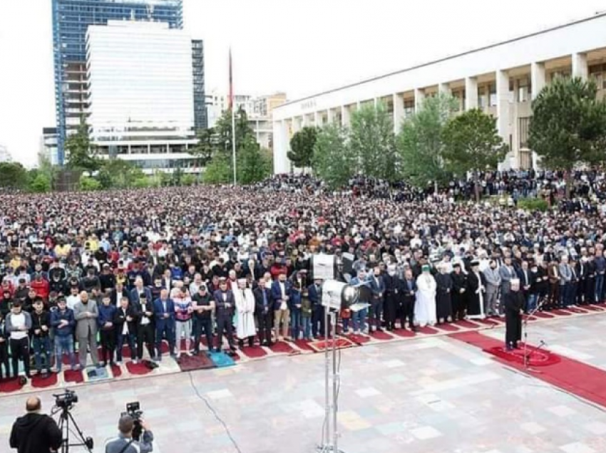 Mijëra besimtarë mbushin sheshin në Tiranë, sot myslimanët festojnë Fiter Bajramin