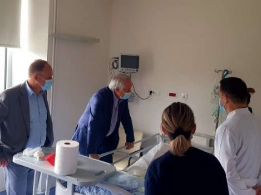Ministri Latifi viziton pacientët në SHSKUK, falënderon mjekët për punën