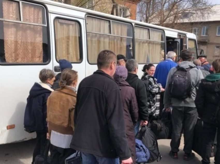 Më shumë se 100 njerëz të evakuuar nga uzina Azovstal