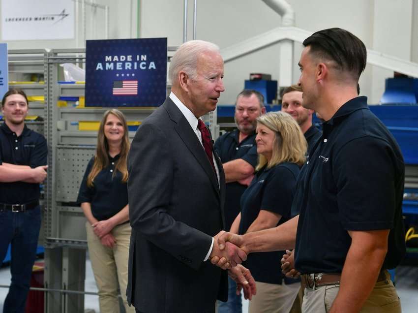 Presidenti Biden shpreh mbështetjen e SHBA-së për Ukrainën teksa falënderon punonjësit që ndihmojnë në prodhimin e Javelin