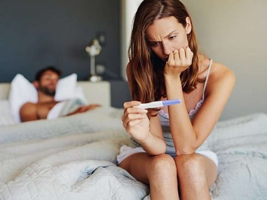Kur testi i shtatzënisë rezulton negativ i rremë: Ka tri arsye për shfaqjen e vetëm një vije