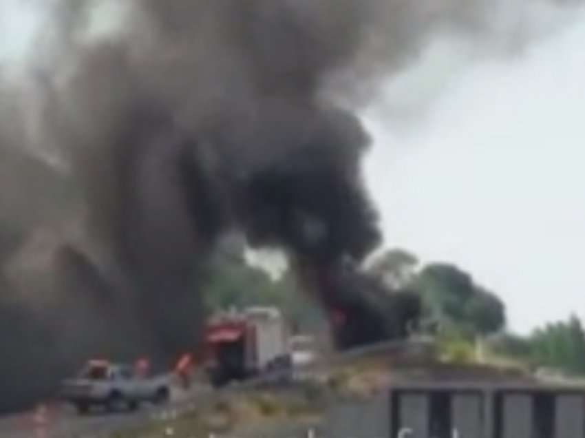 Shpërthen në flakë mjeti në tunelin e Kërrabës/ Bllokohet autostrada Tiranë-Elbasan