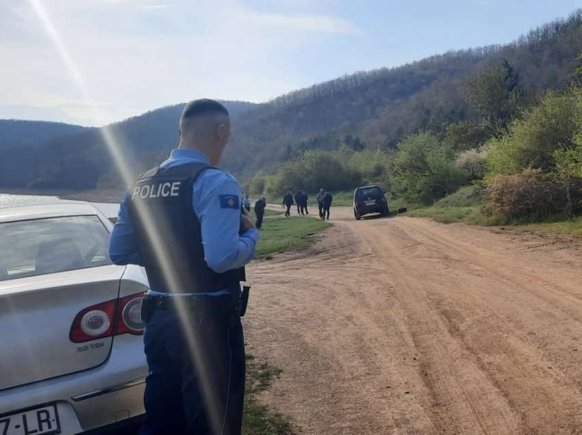 Kërkohet arrestimi i policit që plagosi dy persona me 11 plumba pas shpine afër liqenit të Badovcit