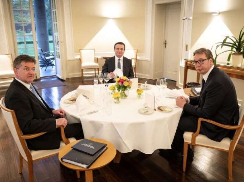 Brenda dhomës së negociatave, Lajçak e publikon fotografinë nga darka me Kurtin e Vuçiq