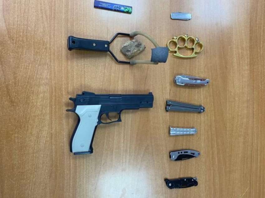 Aksion i policisë në shkollat e Vushtrrisë, u gjen nxënësve thika e armë plastike