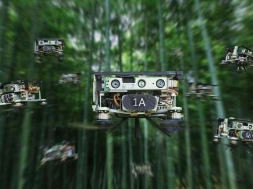 Dronët tani mund të fluturojnë “në tufë” në mënyrë autonome, edhe nëpër një pyll të dendur
