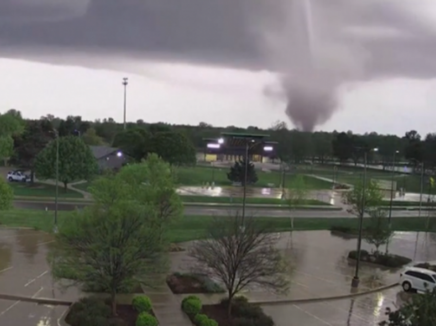 Befasuese: Momenti kur tornado i afrohet ndërtesës