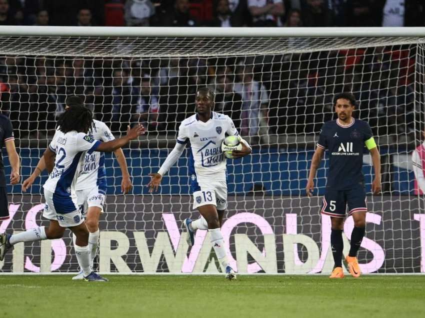PSG i bën “nder” Troyes, i “fal” pikë në “Parc des Princes”