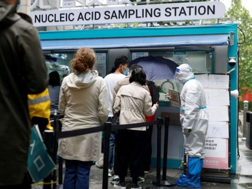 Shanghai shtrëngon masat antiCOVID, Pekini vazhdon testimin